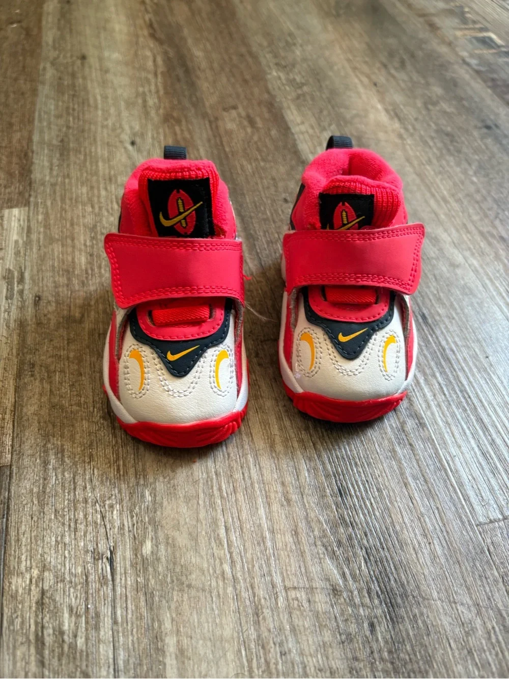 Nike Diamond Turf pink & white size 2c